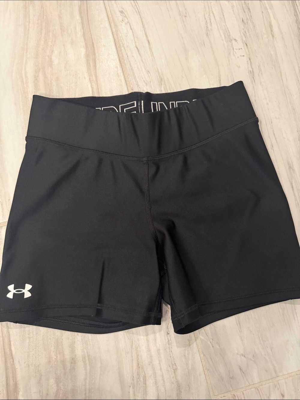 Under Armour Black Performance Mid-Rise Athletic Shorts M, never worn!
